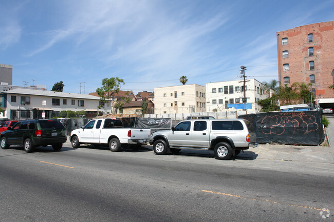 Building Photo - 848 Irolo St