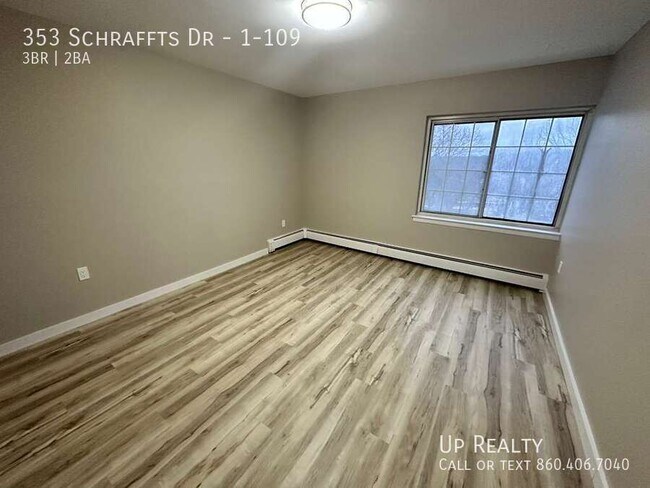 Foto del edificio - 353 Schraffts Dr