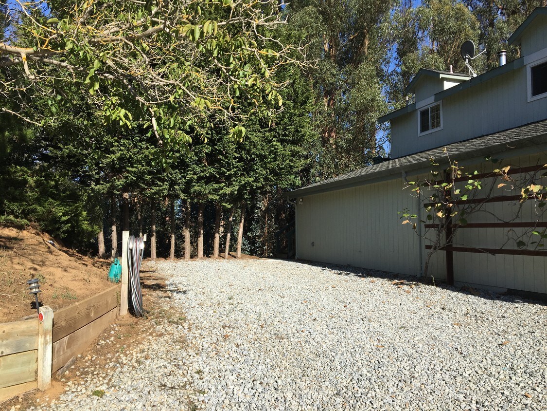 Private parking - 550 Maher Rd