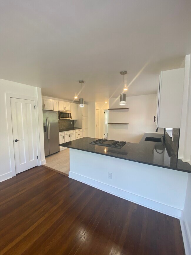Granite countertops and SS appliances - 3041 Cleinview Ave