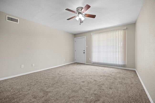 Foto del edificio - 9616 Long Point Rd