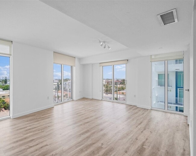 Building Photo - 7600 Collins Ave