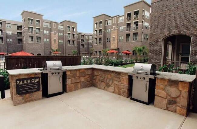 Foto del edificio - 7830 Van Tuyl Pkwy