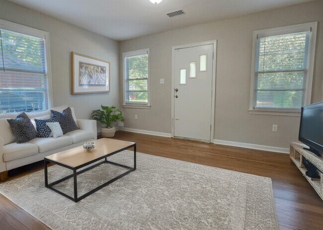 Foto del edificio - 599 Estridge Dr