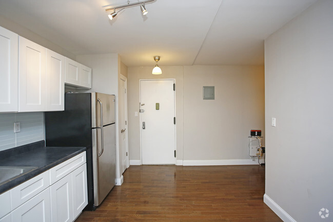 Interior Photo - 585 E 21st St