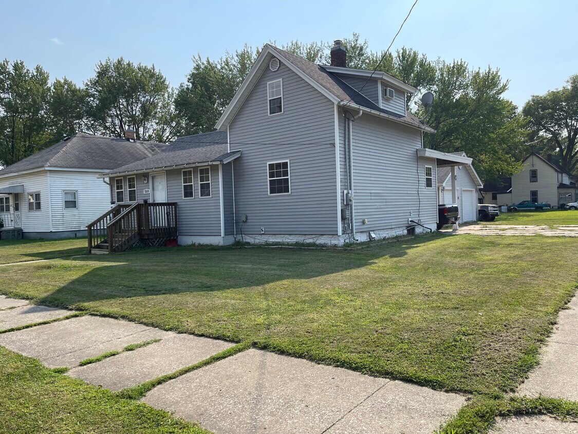 1219 D St, Charles City, IA 50616 House Rental in Charles City, IA