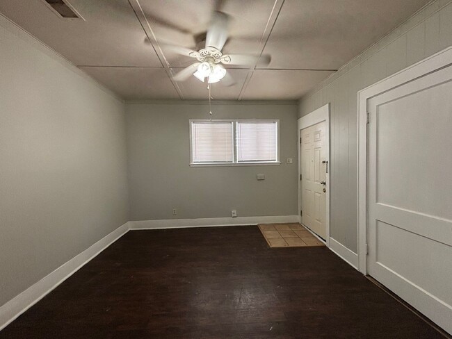 Building Photo - Cute 1 bedroom 1 bath duplex