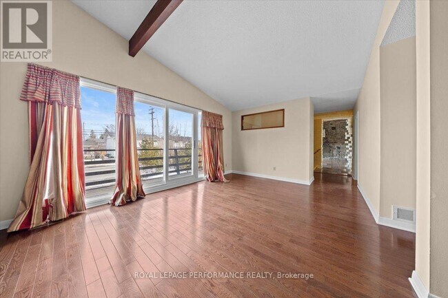 Photo du bâtiment - 2212 St. Laurent Blvd