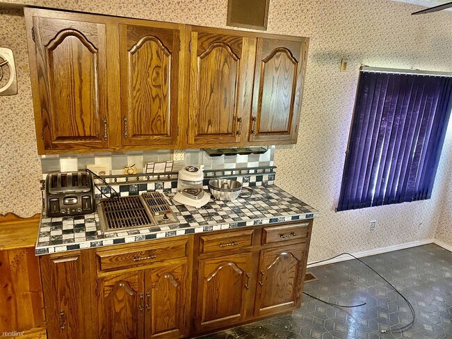 Building Photo - 4 br, 2 bath House - 137 E Lakeview Ave