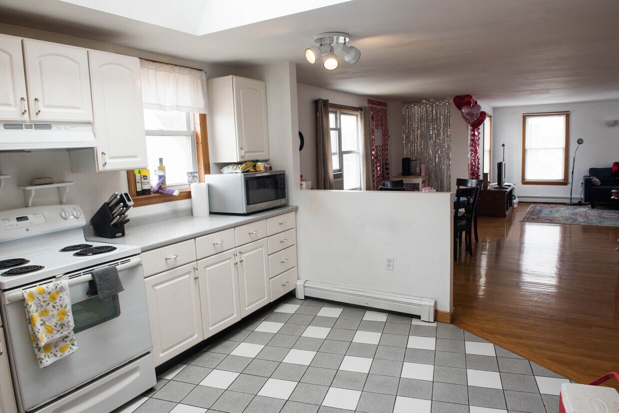 Primary Photo - 66 Brooks St