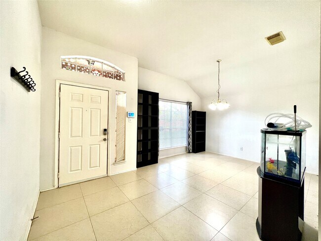 Foto del edificio - 9803 Hallmark Ln