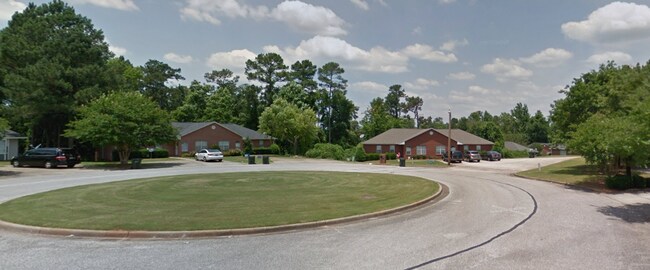 Building Photo - Gorgeous Duplex Available March!