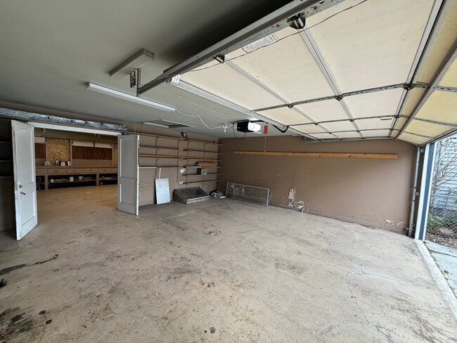 Cochera - 1420 3rd Ave SW