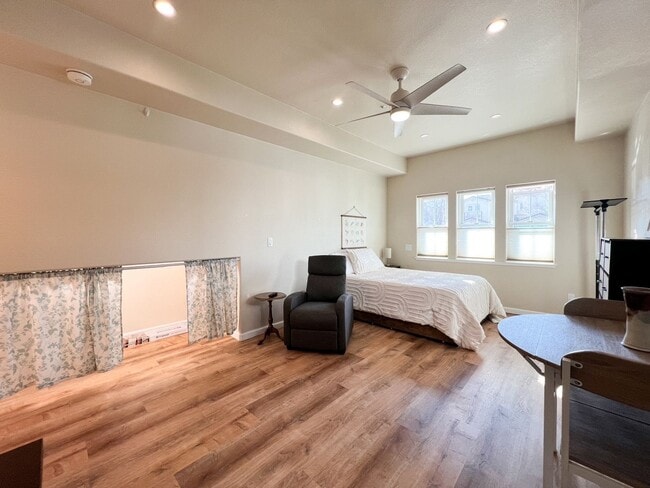 Building Photo - Fully Furnished Updated Studio