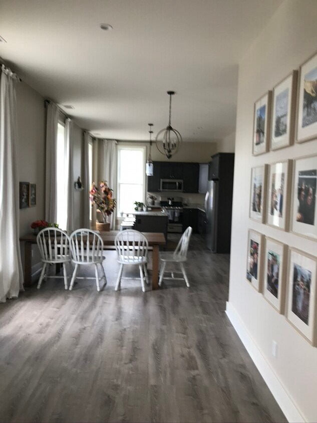 dining - 440 N Main St