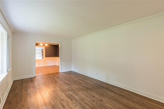 Foto del edificio - 1041 Latham Rd