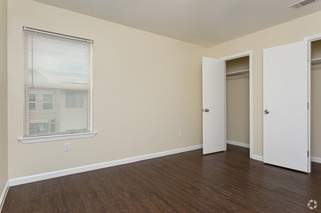 2 BR, 1 BA - 965 SF - Cedarwood Apartment - All utilities included!