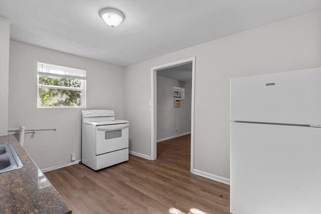 Building Photo - 2328 Boss St