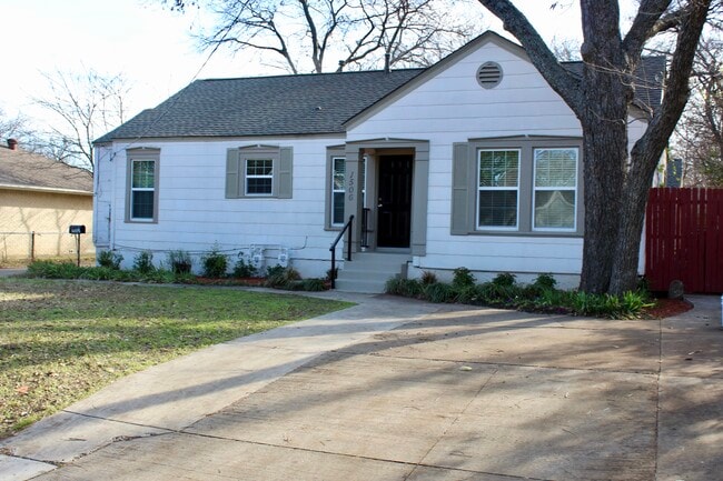 Photo - 1506 15th Pl House