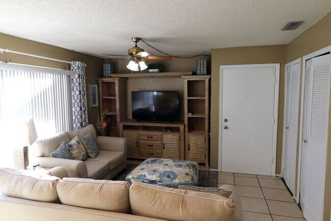 Foto del edificio - One bedroom apartment 7 or 12 months rental terms available/ Apartamento disponible amueblado o s...