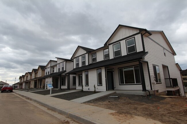 Building Photo - Modern design 3-bed, 2.5 bath duplex avail...