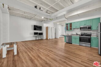 Building Photo - 312 W 5th St