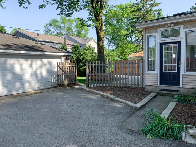 garaje para 2 coches - 1336 N Eagle St