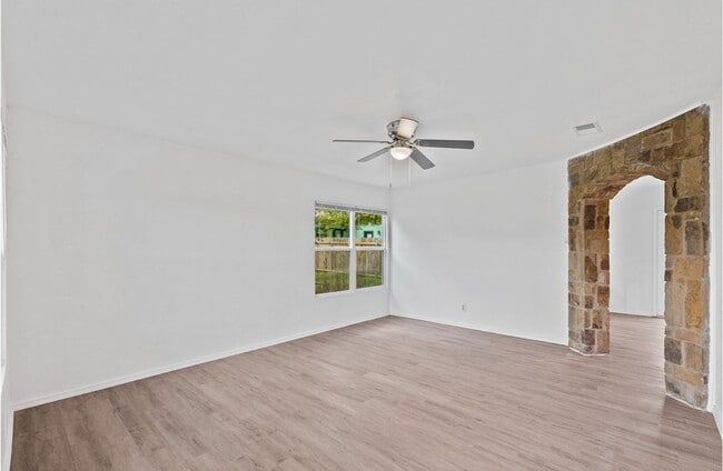 Building Photo - Beautiful 3 bedroom, 2 bathroom House