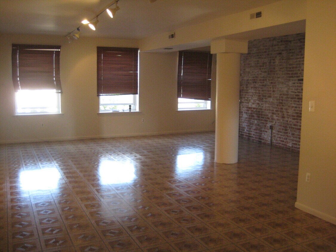 Primary Photo - 1205 Leopard St