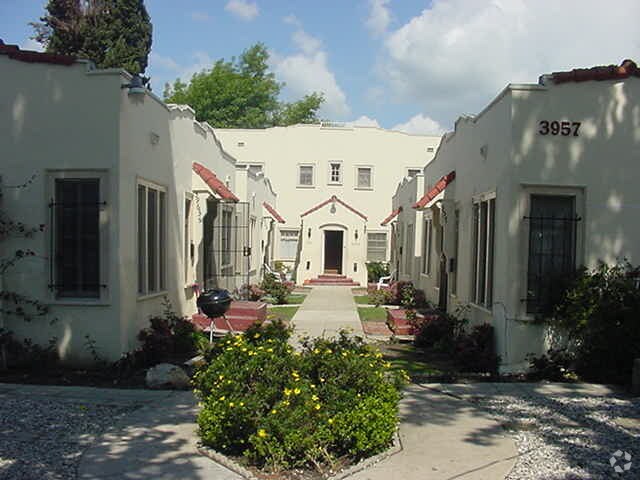Foto del edificio - 3957-3963 1/2 Marathon St