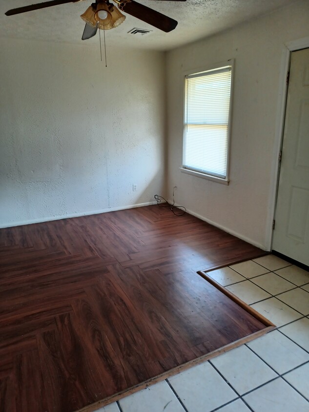 living room - 1410 NW Taylor Ave