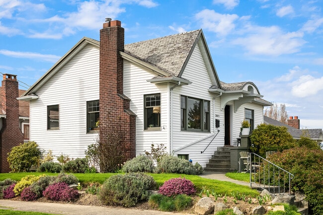 Building Photo - 2803 Queen Anne Ave N