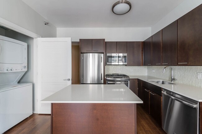 Foto del edificio - 875 N State St