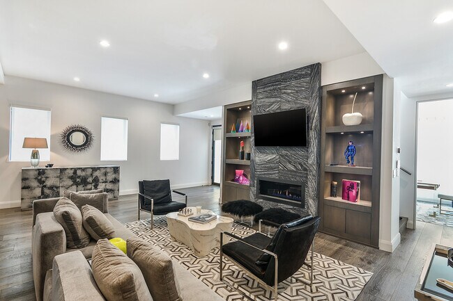 Building Photo - 732 Huntley Dr