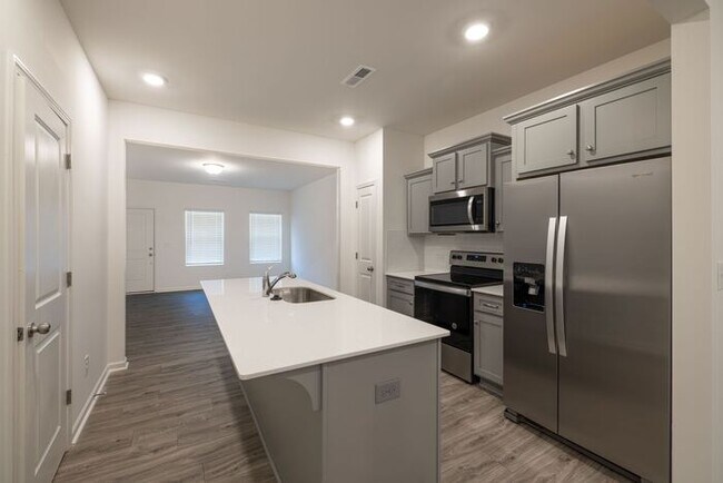 Foto del edificio - 2 Bedroom Townhome in Lowell (Minutes from I-85)- MOVE IN READY