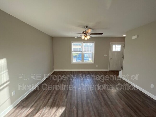 Building Photo - 215 N Oak St