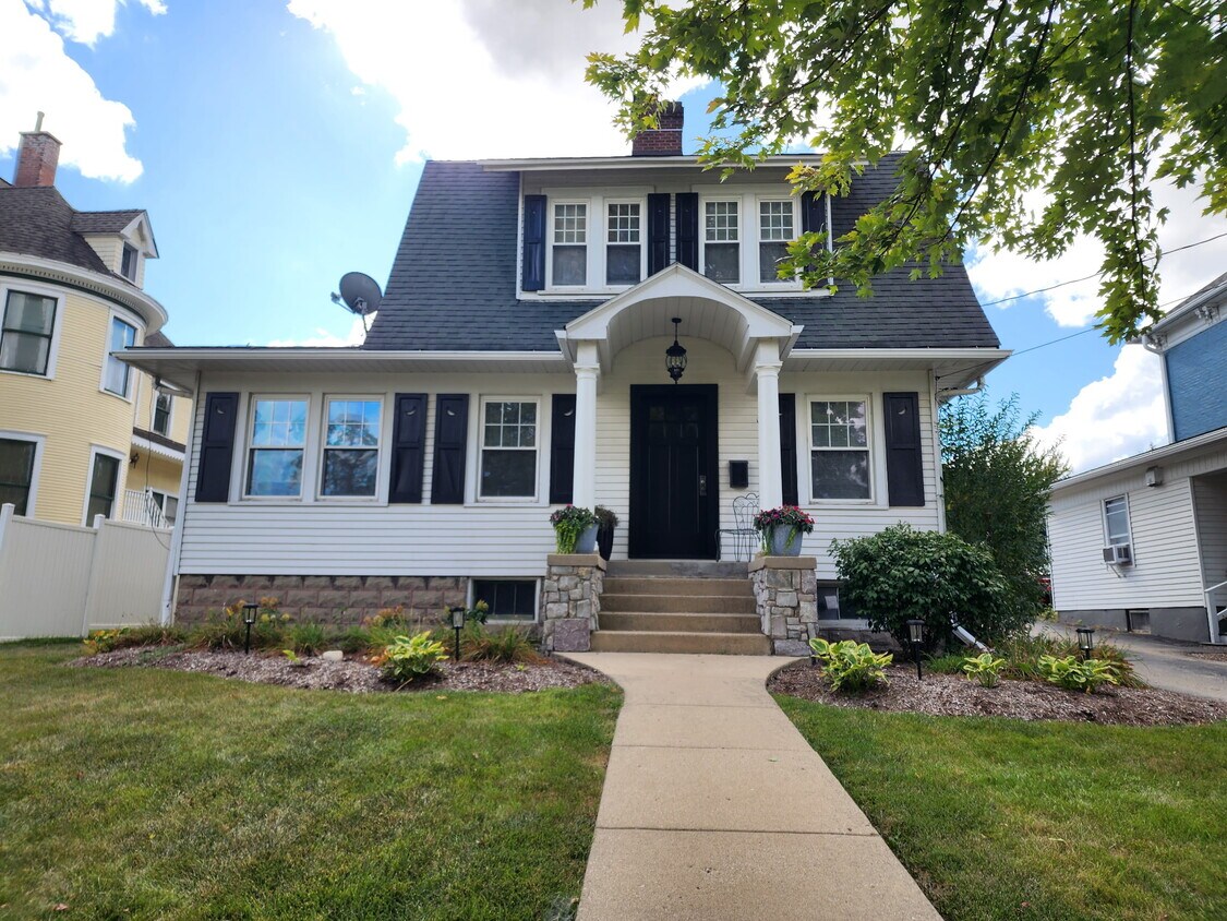 Foto principal - 407 S 2nd St