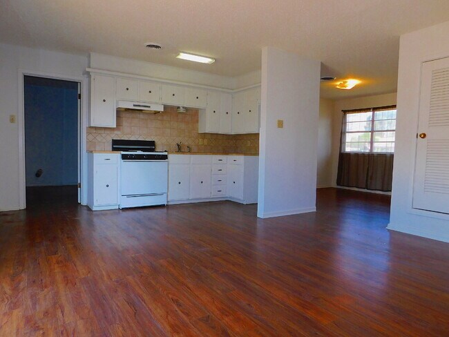 Building Photo - Charming 3-Bedroom Home with Spacious Layo...