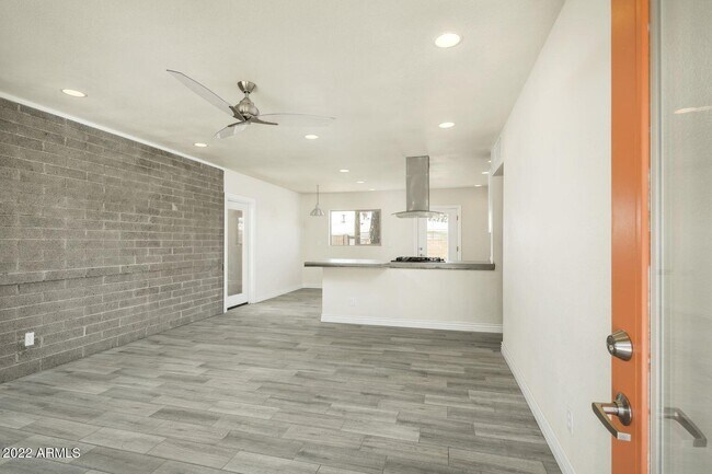 Building Photo - 1432 W 7th St