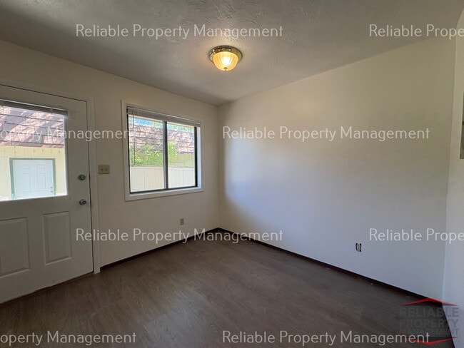 Foto del edificio - 691 N Fanning Ave