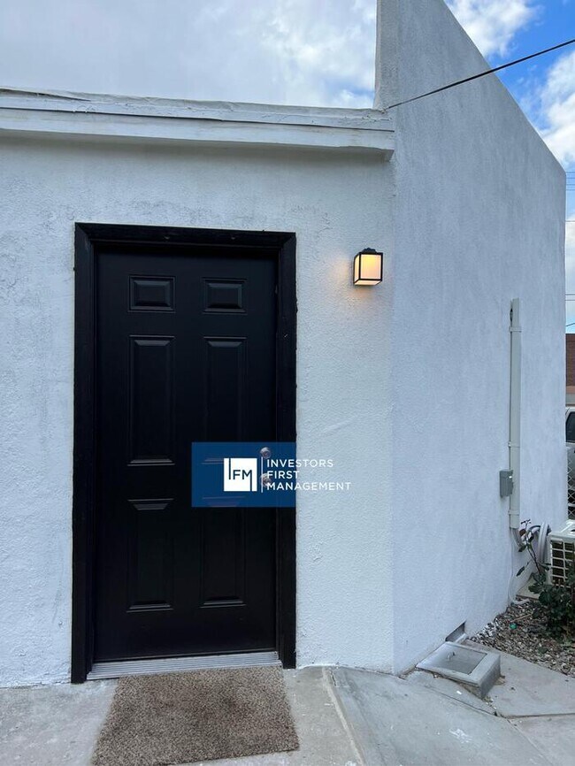 Building Photo - 1676 E La Cadena Dr