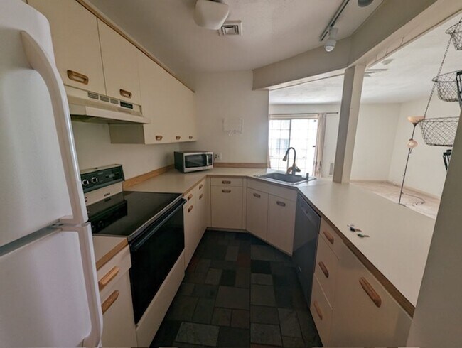 Foto del edificio - 2 Bed 1 Bath Second Floor Corner Unit