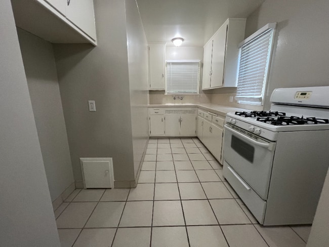 Foto del edificio - 300 S Oak Knoll Ave