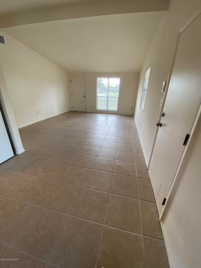 Building Photo - 889 Bianca Dr NE