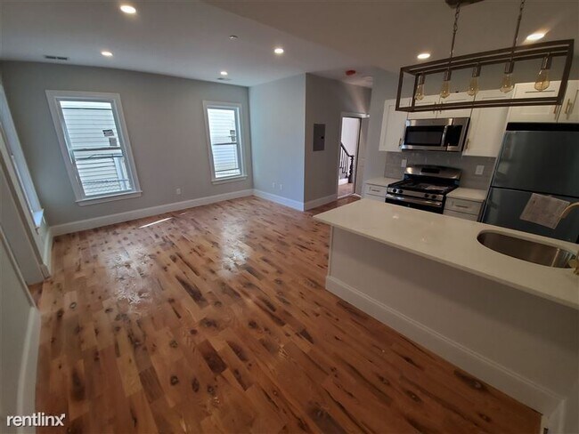 Building Photo - 4 br, 2 bath  - 224 Lexington St #2AA!