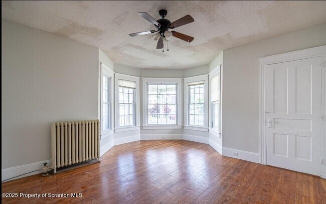 Foto del edificio - 452 W 8th St