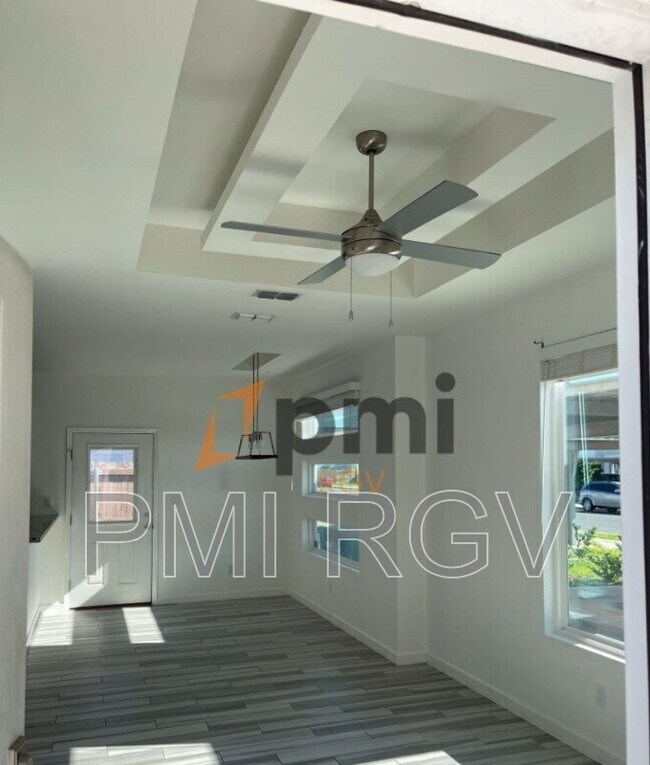 Foto del edificio - 808 W Carmel Ave
