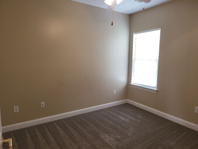 Foto del edificio - 119 Fountain Pointe Ln