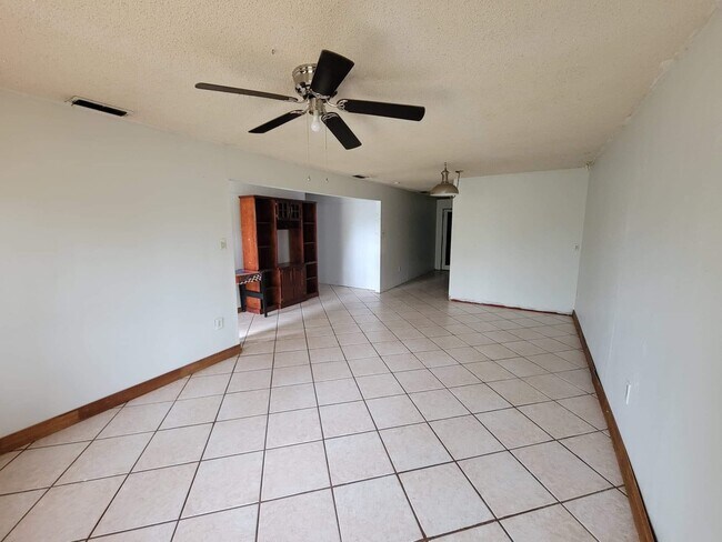 Building Photo - 3419 Mier St