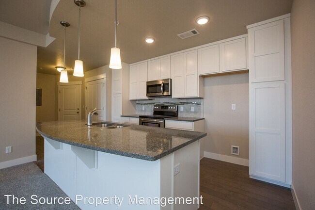 Building Photo - 2715 Iowa Dr